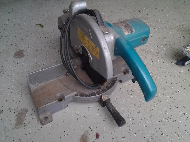 lot 7 image: Makita 9 Inch Miter Box Saw