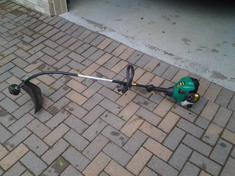 lot 8 image: Featherlite 25cc Weed Eater Weed Whip Works