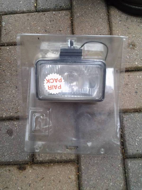 lot 9 image: Pair 12 Volt Utility Lights