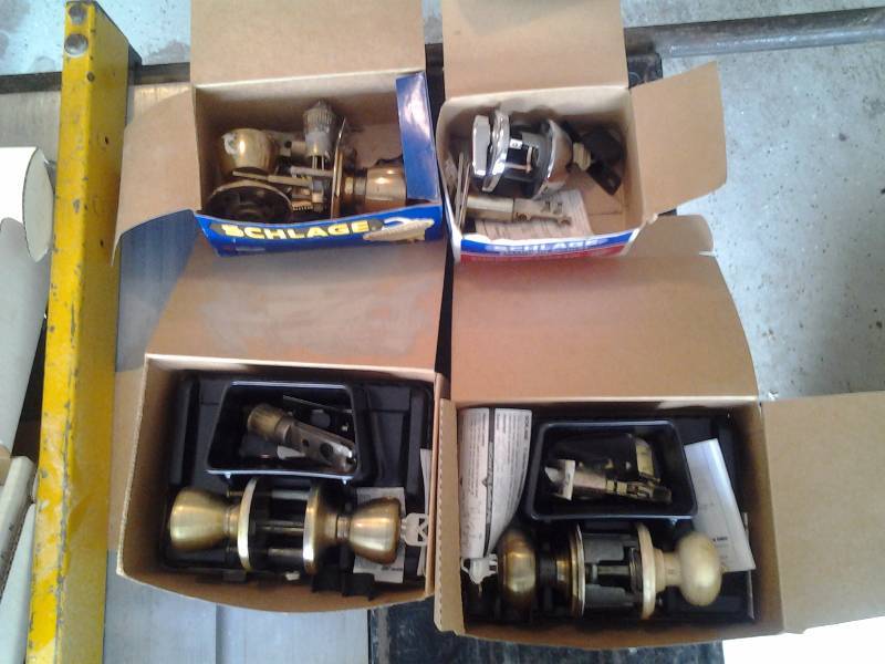 lot 11 image: 4-Door Knobs With Keys (Used)