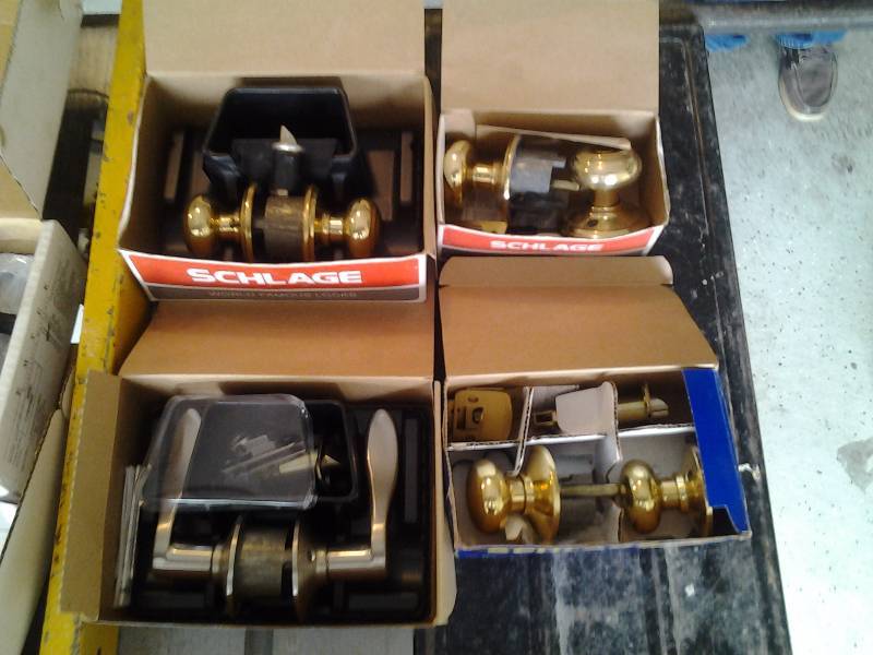 lot 12 image: 4-New Door Knobs With Keys