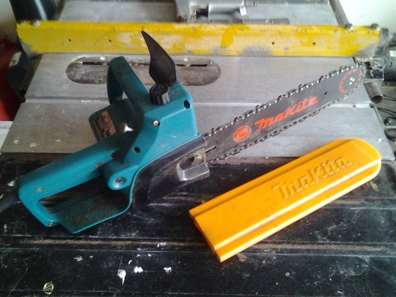 lot 16 image: Makita 14 Inch Electric Chain Saw