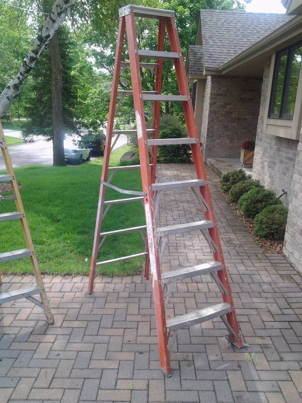 lot 25 image: 8 Foot Fiberglass Ladder