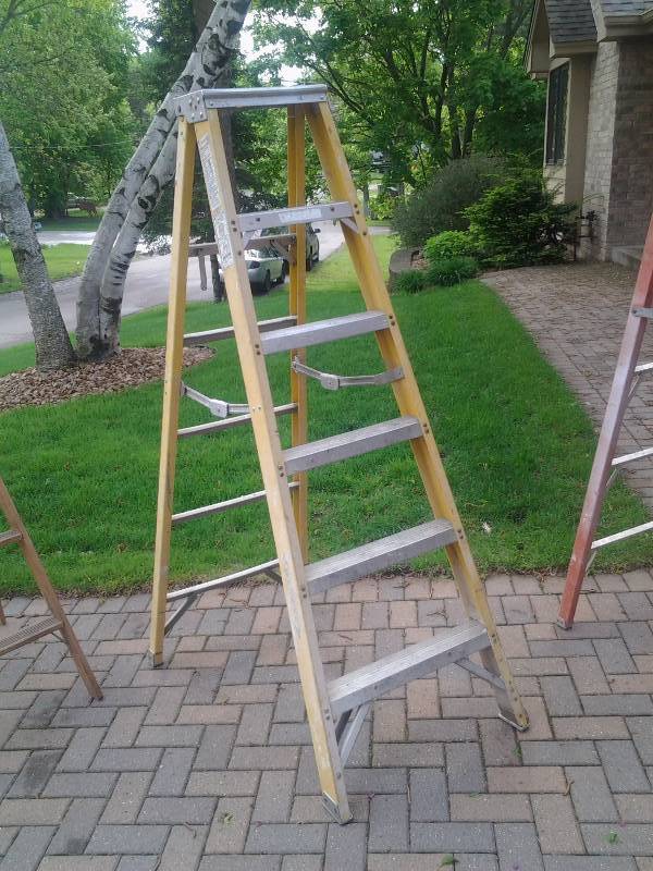 lot 26 image: 6 Foot Fiberglass Ladder