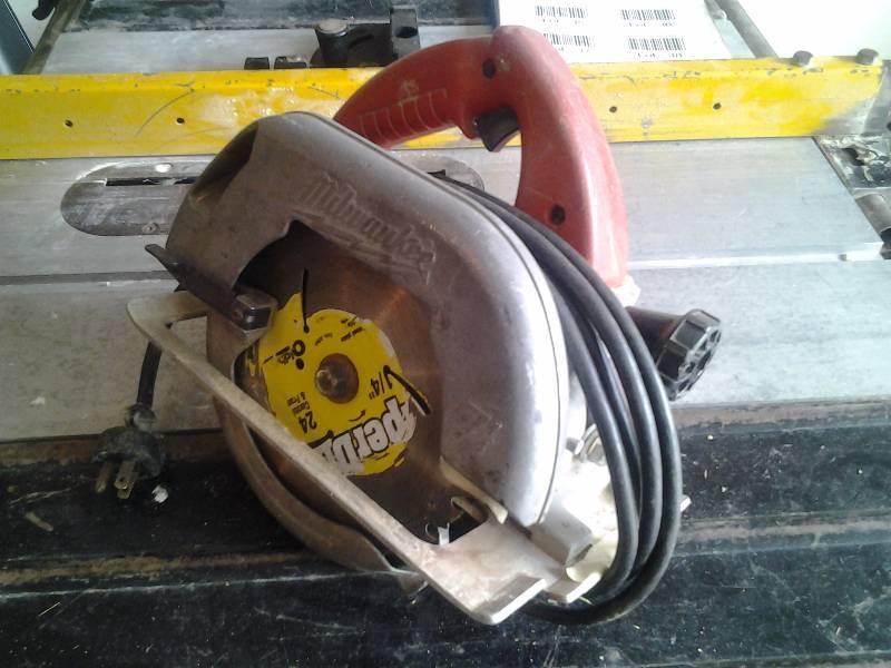 lot 30 image: Milwaukee 7 14 Inch Saw