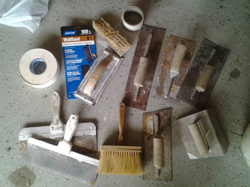 lot 32 image: Trowels, Dry Wall Sander, Mud Knife