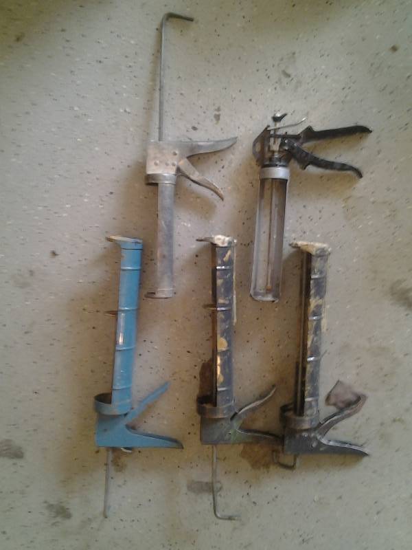 lot 33 image: 5-Caulking Guns