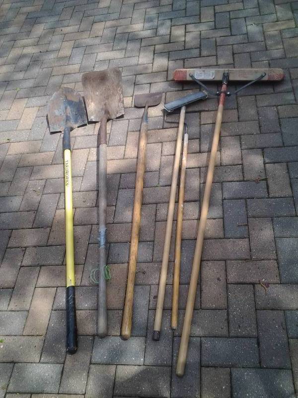 lot 46 image: 6-Implements Shovels, Brooms, Spade