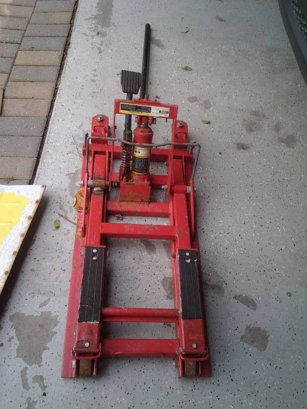 lot 49 image: 1500 Lb. MotorcycleATV Jack (Larin)