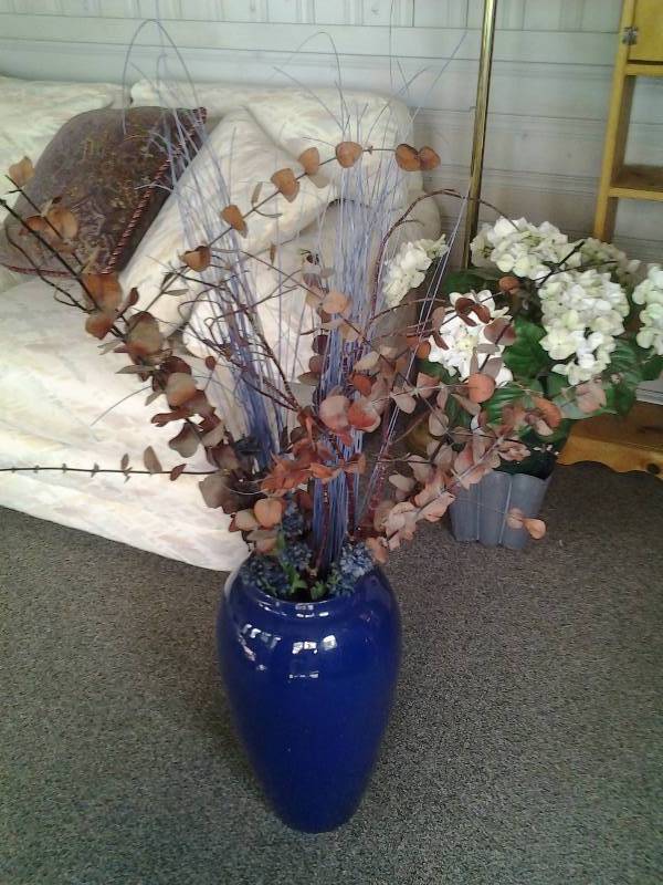 lot 94 image: Blue Glass Vase Arrangement