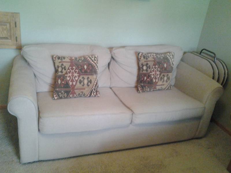 lot 98 image: Tan Sofa Sleeper With 2 Decorative Pillows (Clean & Nice Condition) Bring Help To Load