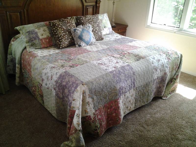 lot 102 image: King Size Bed Spread & Pillows