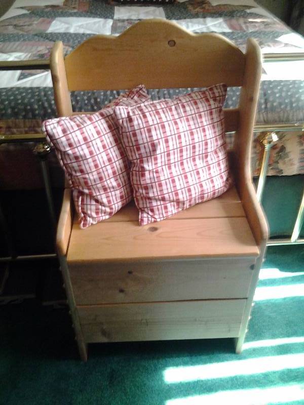 lot 120 image: Pine Storage Bench With 2 Pillows 20x36x14