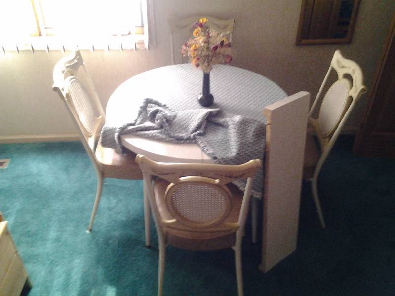 lot 121 image: Round Formica Table With Leaf & 4 Chairs Table Cloth & Centerpiece 35 Inches Diameter With 10 Inch Leaf
