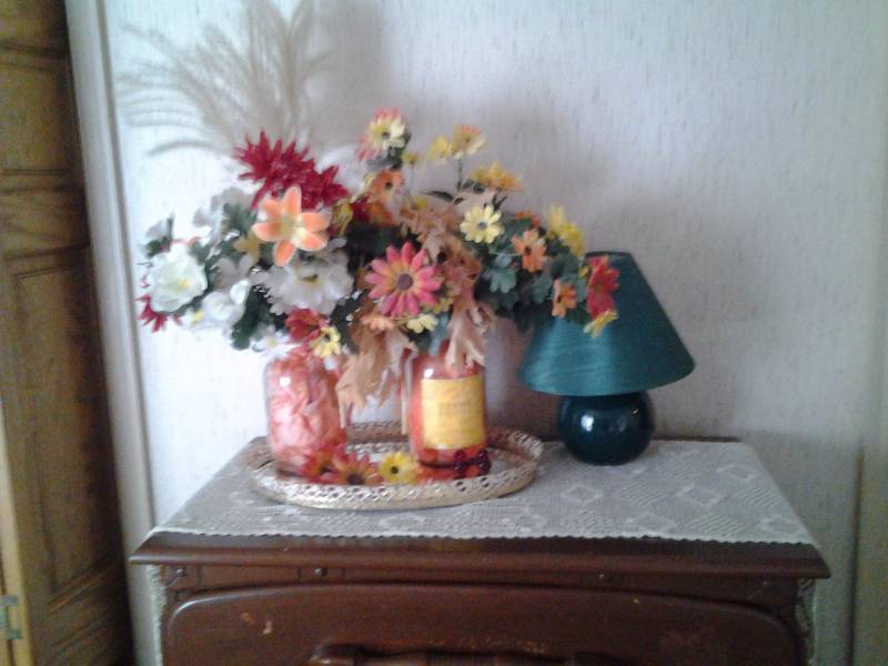 lot 122 image: Oval Dresser Mirror, Center Pieces, Lamp, Dresser Scarf