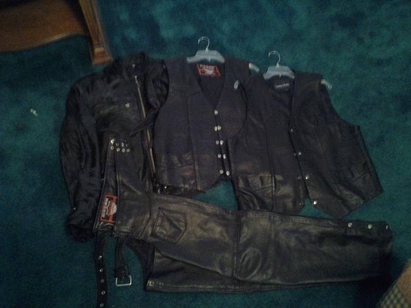 lot 140 image: Harley Davidson Mens Riding Gear