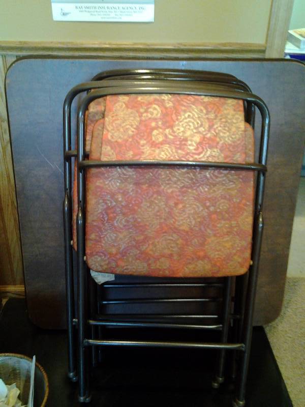 lot 144 image: Folding Card Table With 5 Folding Chairs