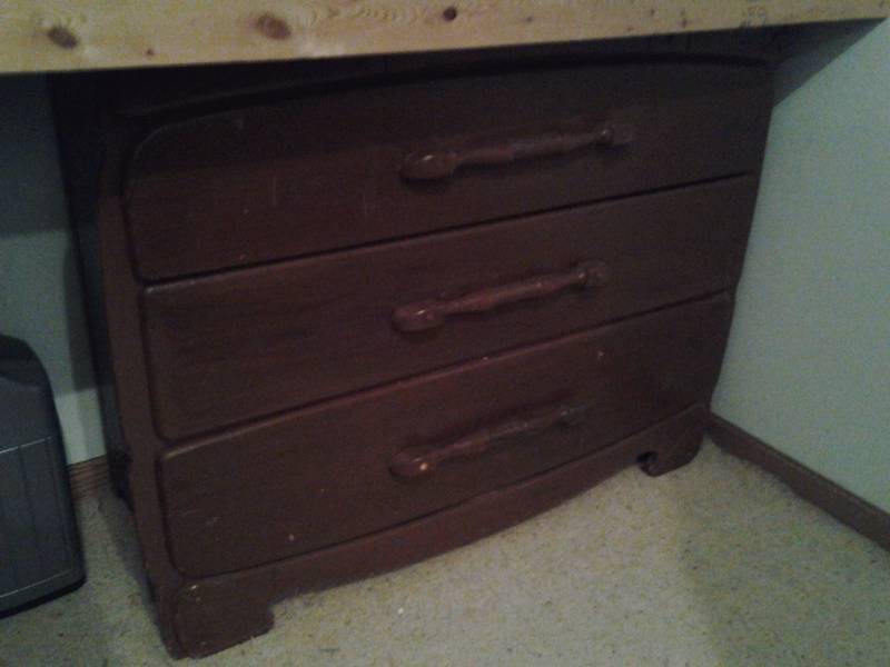 lot 124 image: Vintage 3 Drawer Dresser 19x42x33