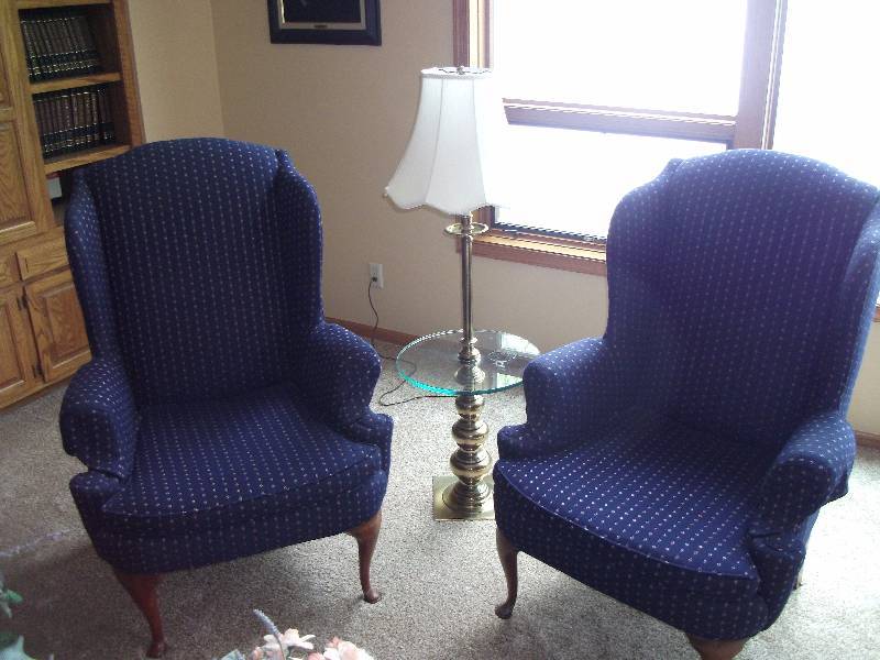 lot 88 image: 2 Navy Blue Wing Back Chairs (Gabberts), Stiffel LampTable