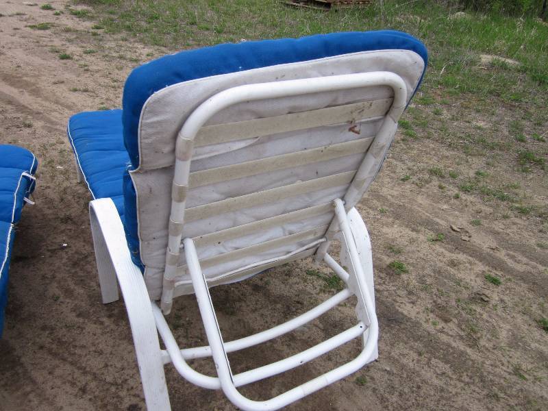 Chaise with several Cushions