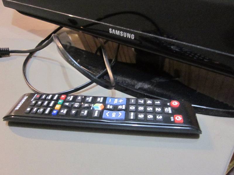 Samsung Flat Screen TV with Remote