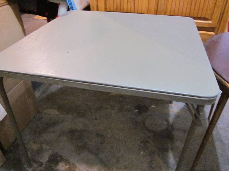 2 Folding Tables
