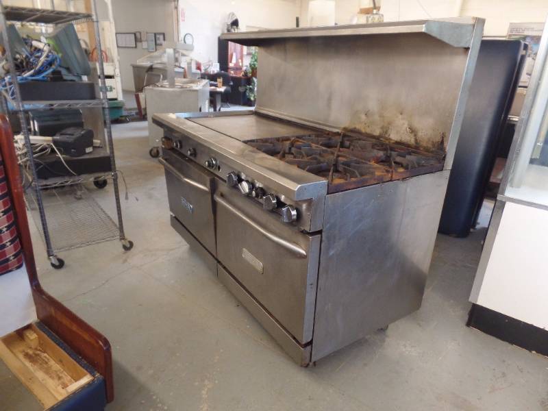 lot 403 image: GAS RANGE WITH GRIDDLE