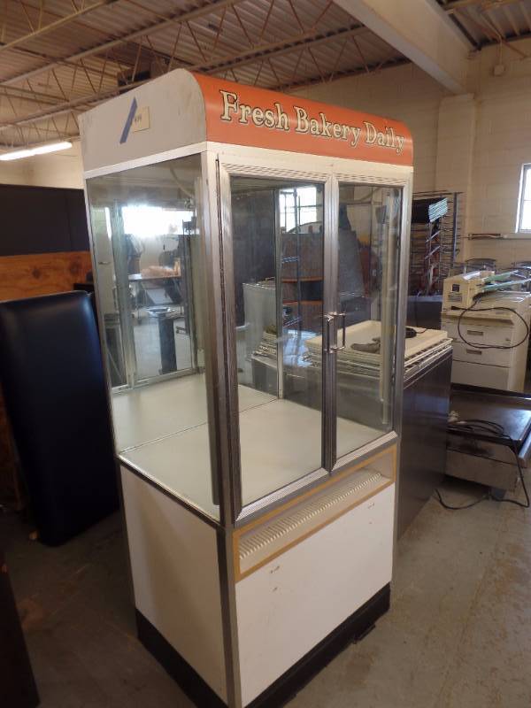 lot 404 image: LIGHT UP BAKERY CASE