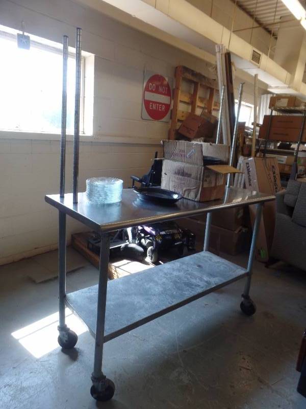 lot 423 image: STAINLESS STEEL WORK TABLE AND PLATES