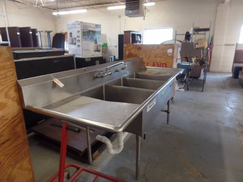 lot 435 image: STAINLESS STEEL SANITIZING SINK