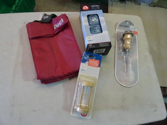 lot 43 image: NEW Lot Kitchen Items Incl. Insulated Lunch Bag, Igloo Ice Pack, Ice Pick and Egg Timer