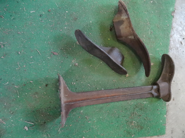 lot 2 image: 3 Shoe Molds and 1 Stand. Vintage