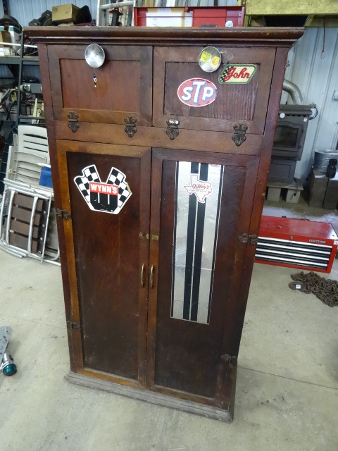 lot 10 image: Vintage Wood Cabinet.