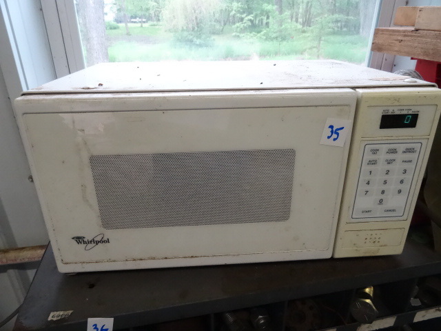 lot 35 image: Whirlpool Model MS1065XYQ-0 Works