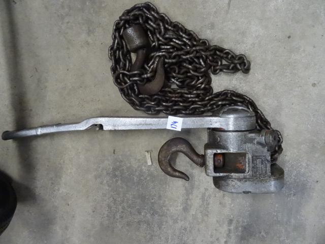 lot 174 image: CM Ratcheting Chain Hoist