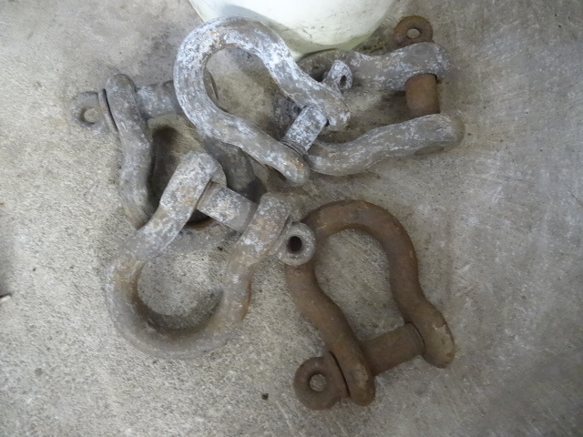 lot 184 image: Bucket of Heavy Duty Chain Lifting Clasps