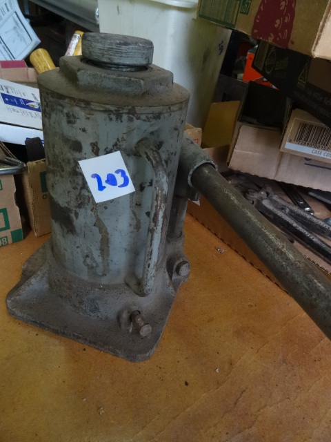 lot 203 image: Heavy Duty Bottle Jack. Works