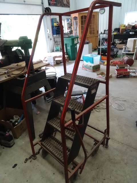 lot 215 image: 4 Step Rolling Stairs