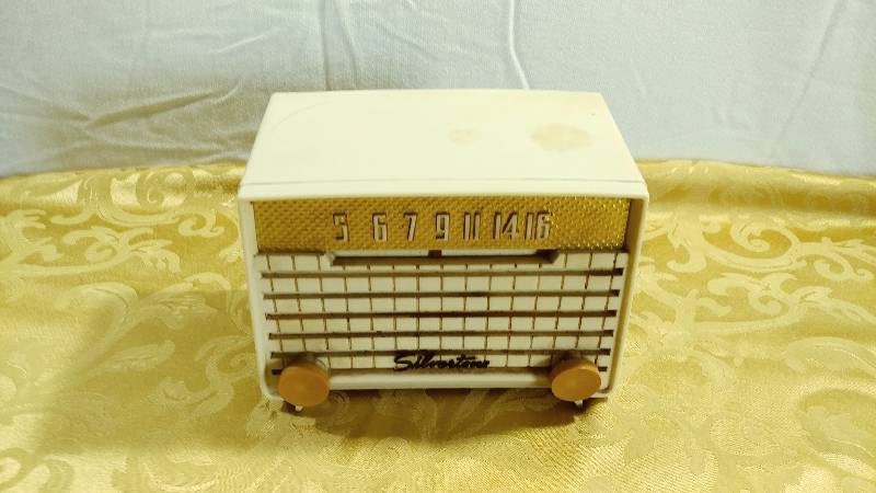 Silvertone AM Radio