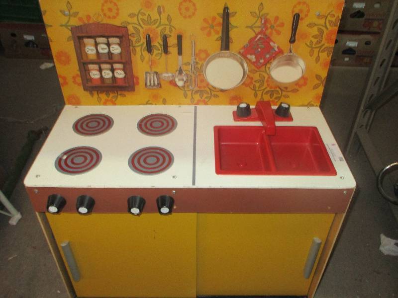 lot 1 image: kids kitchen set w accessories