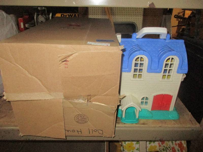 lot 3 image: 2 doll houses