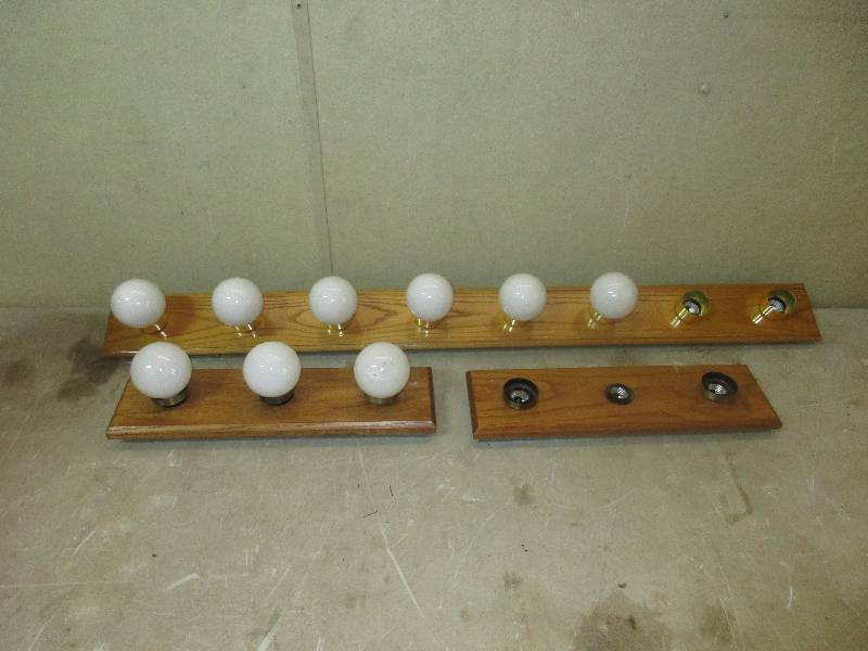 lot 12 image: 3 vanity lights