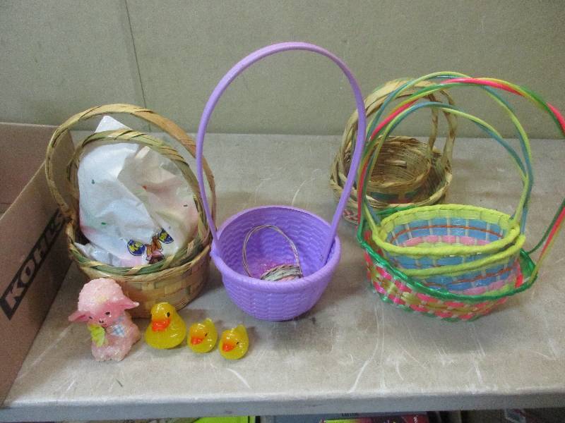 lot 16 image: Easter decor - baskets and candles