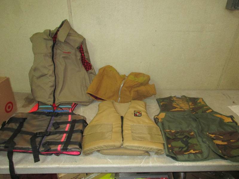 lot 17 image: 3 life vests - 2 hunting vests - 2 flash lights