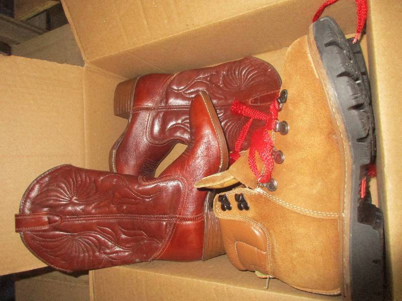 lot 22 image: 2 pair leather boots and 2 cowboy hats