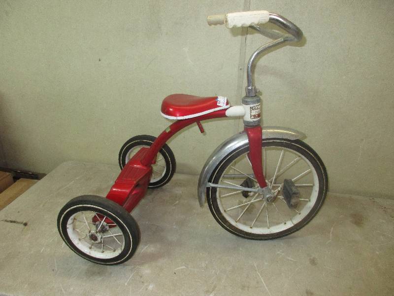 lot 23 image: vintage red trike