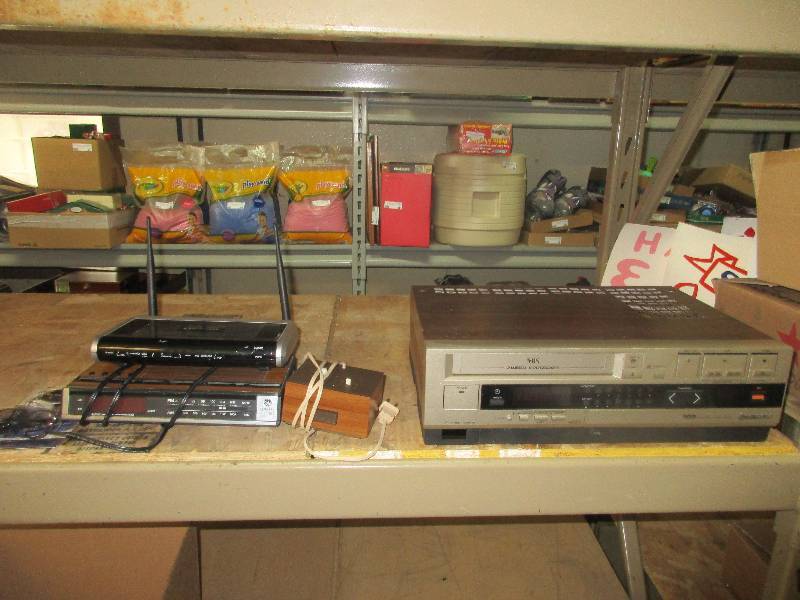 lot 32 image: vintage electronics