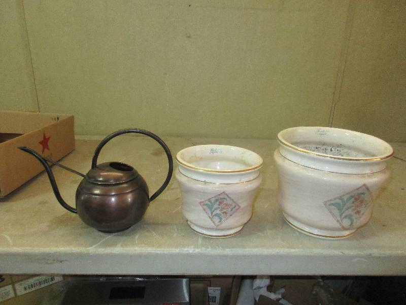 lot 40 image: 2 flower pots and watering container