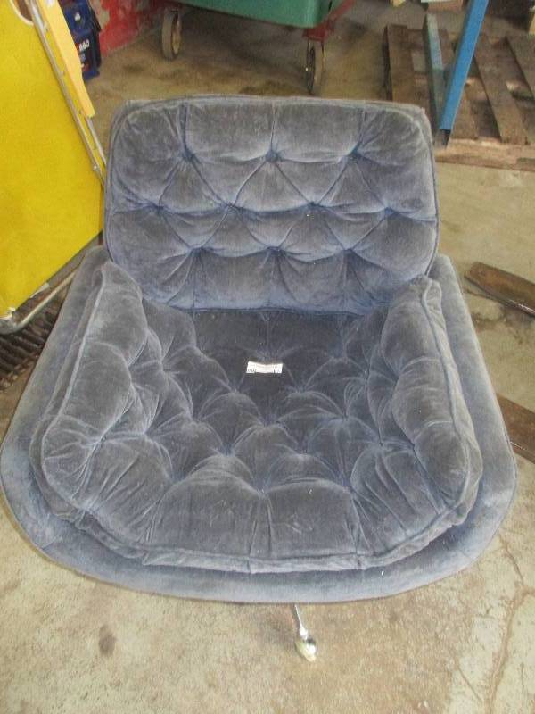 lot 61 image: vintage chair in great shape