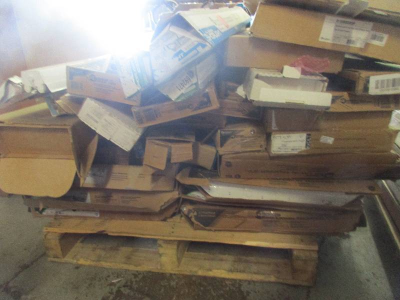 lot 77 image: pallet full of florescent lights assorted sizes